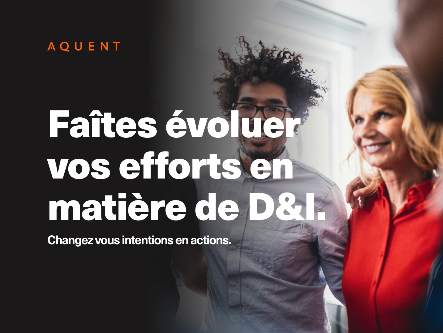 Bannière avec le message D&I en français et le logo AQUENT sur fond noir; deux collègues souriants à droite près d'une fenêtre.